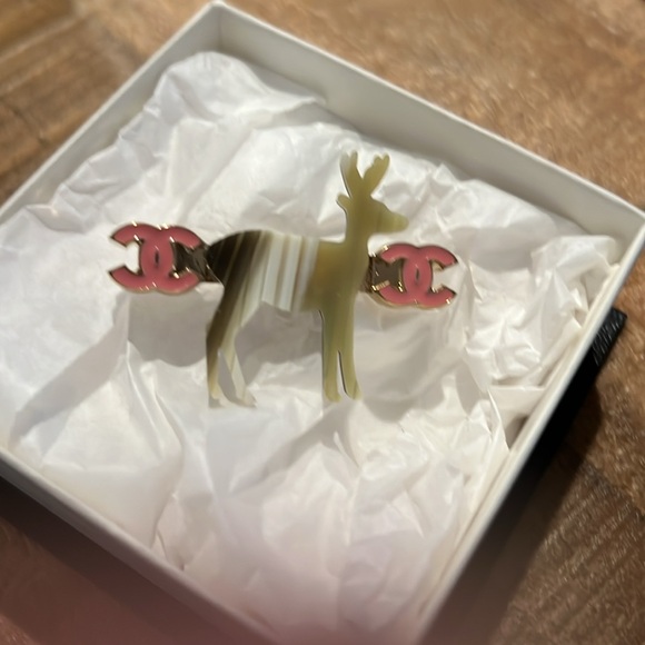 CHANEL 01A reindeer brooch - Picture 2 of 6